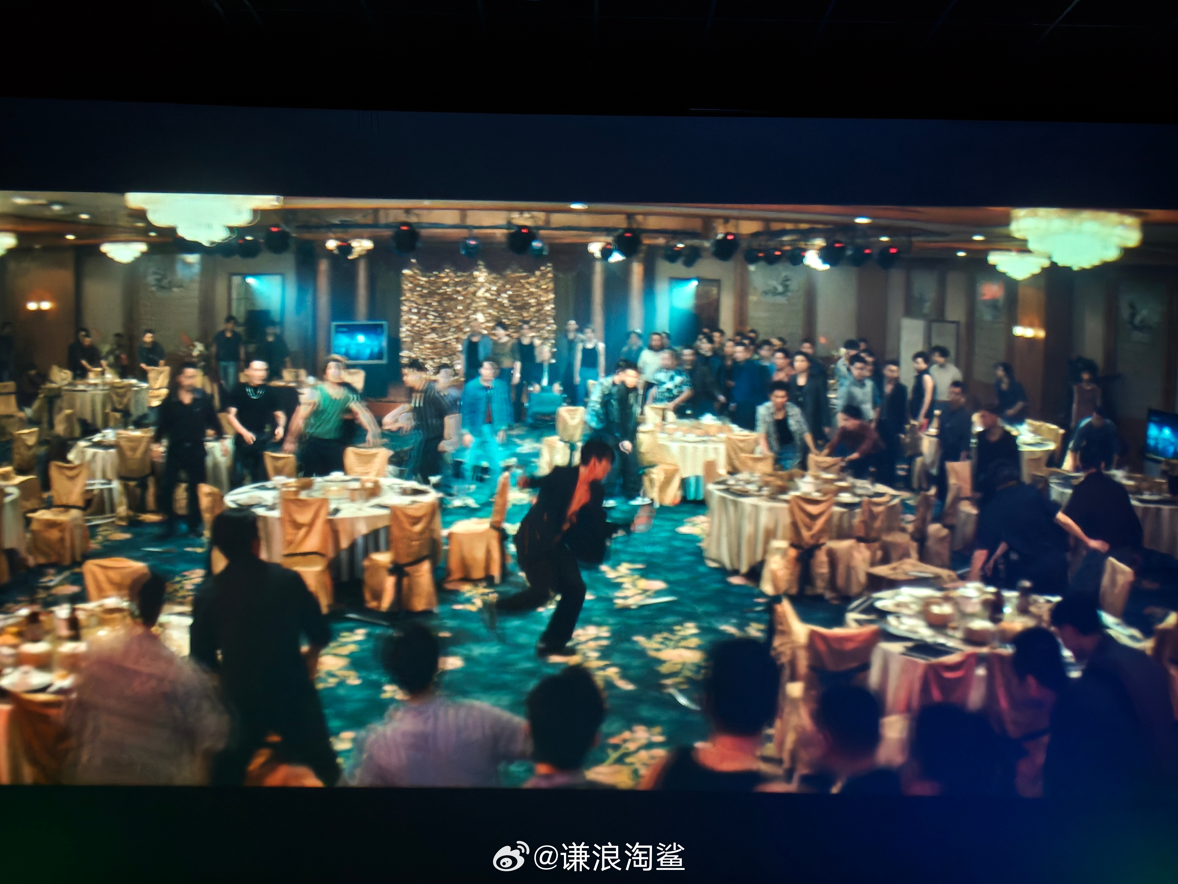 #空枪观后感#虽然遗憾影院放的是国语版但爽飞了！韩导终于不再拍惨兮兮的大病🏥系列了，回归动物世界赛道精神疯批——朱一龙这是要对标希斯莱杰啊🤡？影史又多了一个跳舞名场面！众星云集，配角都是老戏骨来的~悍匪崩完小登崩老登，梁家辉血压上来感觉都想附身傅隆生拔刀了[笑cry]，唯一感觉割裂的 ​
