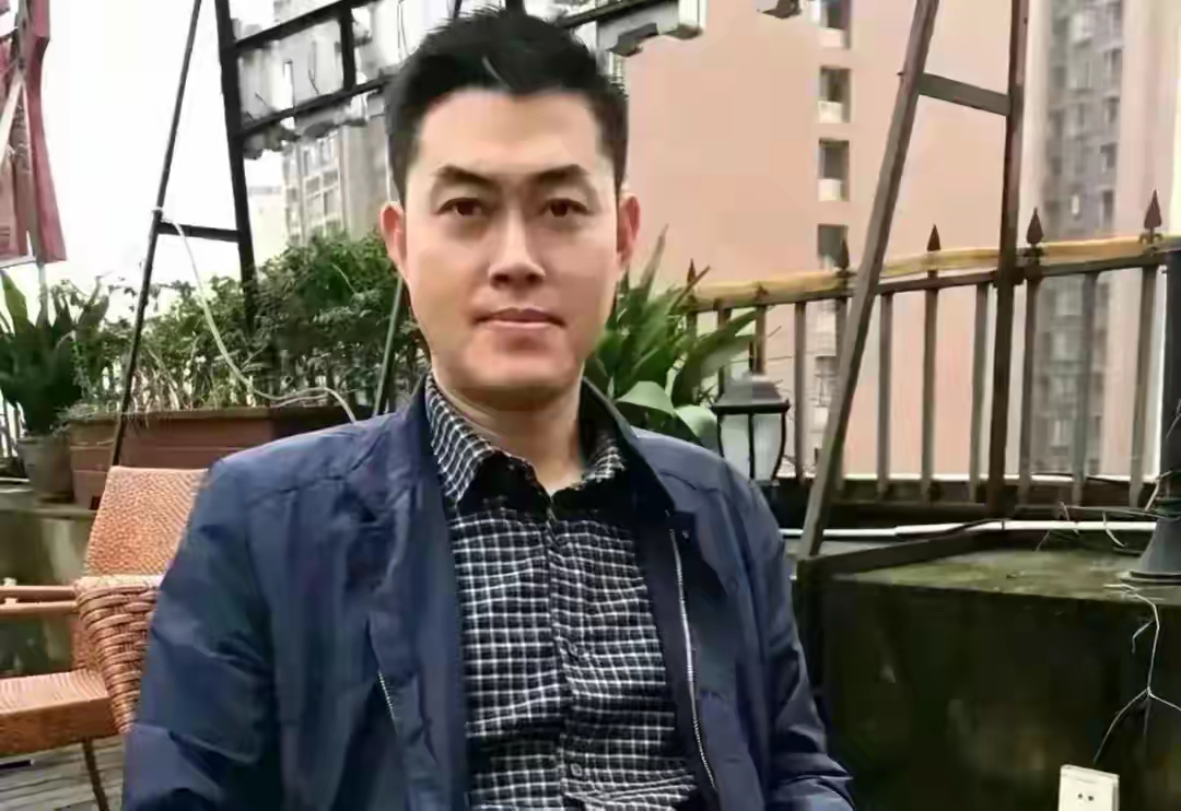 事件逐条客观解读（仅资讯梳理，不构成投资建议）
 
一、四条利空因素拆解
 
1. 美国半导体关税新政
美国计划把半导体关税和本土建厂绑定，SK海力士在美国的投资、对美出口的成本政策存在变数；韩国官方表态方案还没有最终落地，属于政策预期层面的不确定性，并非已经落地的硬性规则。
2. 博通财报带来板块