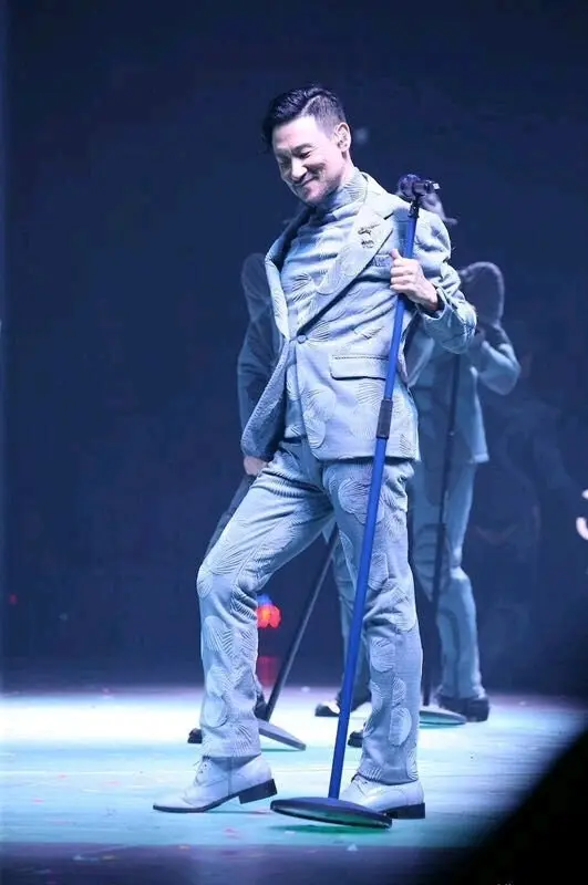 张学友开演唱会的频率比其余三位都高，黎明处于半退休、郭富城是在做投资、刘德华已经是老艺术家了，电影协会副主席，只有张学友还在到处开唱，他有两女儿，都已成年，把闺女保护的很好，几乎没露过脸，不想女儿进入圈内，家里的日常开销都由他负责，按理说他应该不缺钱，早年发专辑拍电影早赚够了，可现在和陈小春一样都在
