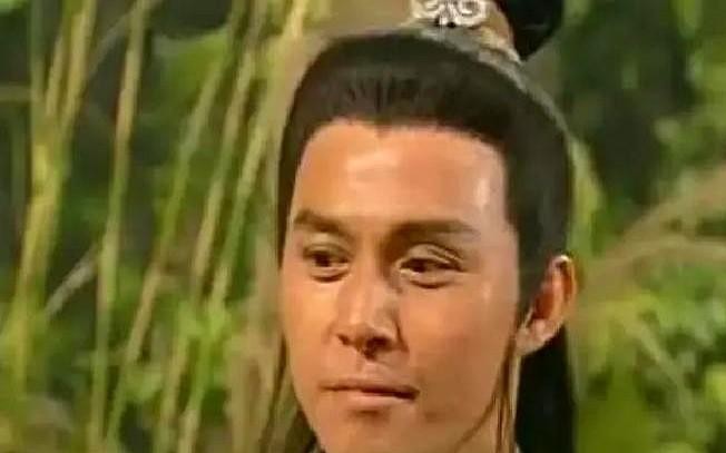 如果当年李添胜心一软选了吴启华或者林俊贤，97版《天龙八部》可能就少了一个封神的疯子。
整部戏里最难立住的角色，其实就是慕容复。
当年导演李添胜挑人挑到头疼。
影视圈长得帅的男演员一抓一大把，可角色骨子里得有落魄贵族的清高，眼里还得藏着吞天噬地的野心，更苛刻的是，最后彻底垮掉时还不能显得滑稽。