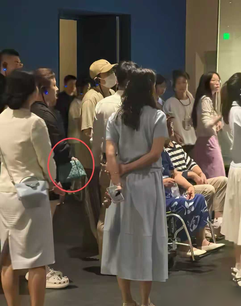 沈腾带爹妈逛三星堆，推了一路轮椅。
口罩帽子捂得严实。弯腰给老人讲文物，一句接一句。
王琦跟在后面。手里拎个帆布袋，皱巴巴的。两人全程没怎么说话。
网友炸了：这婚姻完了，各走各的。
结果呢？
翻遍全网，沈腾没回应，王琦没回应，工作室也没发一个字。
一点动静没有。
倒是有人翻出旧账。两人