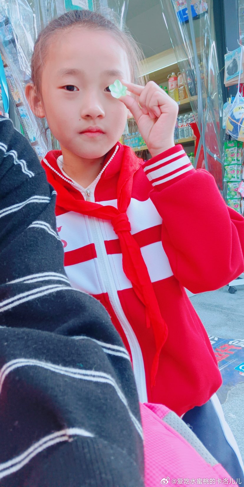 我和妹妹在校门口小商店等小孩姐放学，妹妹已经在商店转了十八次了~ ​
