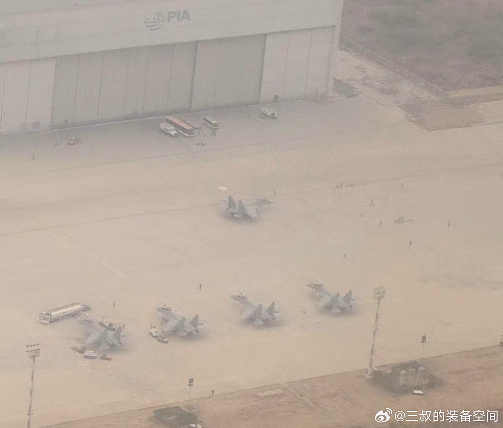 6架歼-16飞往埃及，参加中埃“文明之鹰-2026”联合空军演习，作为是强“侧卫”这阵容可不是一般国家可以拥有。这段时间我们和其他国家联合演习不少，出动机型、性能也越来越丰富强悍，歼-16作为五代机之下最强，一次出动6架在中东可能引发点小震撼。
除了歼-16外，还有运-20运输机或运油-20加油机，以 ​