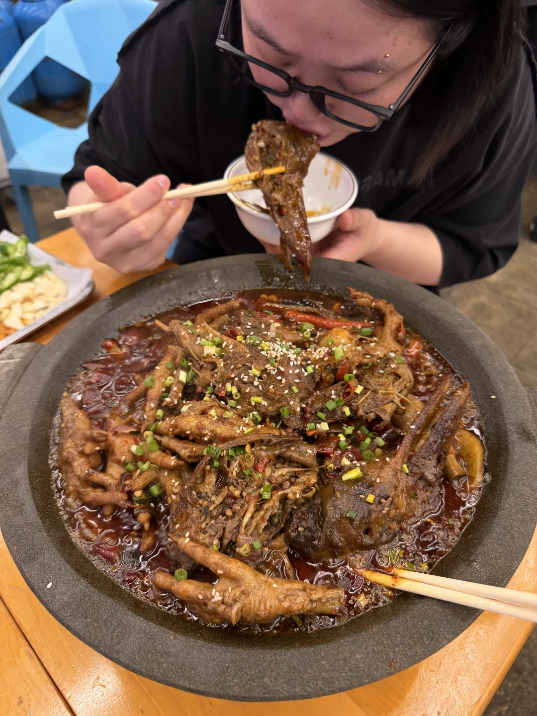 参见成都洞子口石锅干锅鸡爪女王！