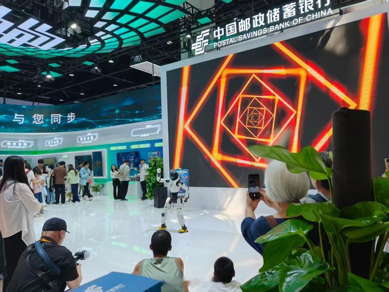 【银行Token用哪儿了？这场会成了大型“验牌”现场……】银行日均超百亿的Token（词元）都用在哪里了？

9月，在北京首钢园举行的服贸会金融展厅，银行大秀AI“肌肉”，把科技值拉满。从银行站台小型导览机器人，到为客户服务的智能设备和数字人，再到银行中后台的算力大模型，银行的AI“基因”正在疯 ​
