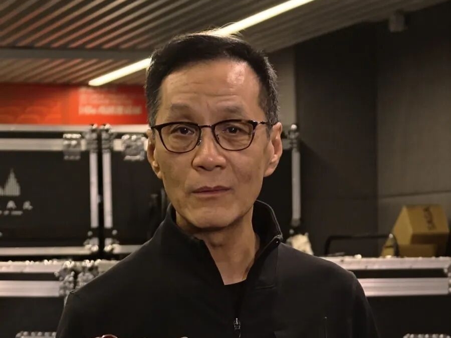 冯远征说了个大实话，
招不到一米六几的女演员了，
这事不敢细琢磨，现在选演员可不都跟选美似的？

全在按尺子挑人。男的不到一米八，女的不到一米七，连门都进不去。学校这么筛，剧组这么挑，一条龙下来，舞台上只剩大高个了。

行，那就全挑高富帅呗。你想象一下《茶馆》开幕，王利发1米85，秦仲义1米83，常