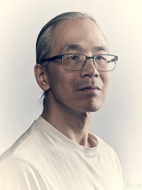 #文学纪念日#

有四样东西一去不回：说出口的话、离弦的箭、逝去的人生，以及错过的机会。

/ 特德•姜

1967年10月20日，美国华裔科幻作家，特德•姜（Ted Chiang，1967.10.20~）出生。

姜的父母均为中国移民，父亲是纽约州立大学石溪分校工程学教授，母亲是图书管理员。1989年毕业于布朗大学计算机 ​