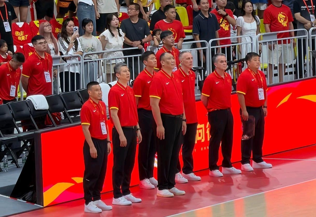 黎巴嫩主帅直言看不懂男篮输韩国，舆论彻底炸锅

意外！黎巴嫩男篮主帅谈即将对阵中国队:

“到现在，我还没搞清楚中国队在主客场连续输给韩国的原因，在我看来，韩国队并非那么实力出众！”

这番直白的评价，戳中了无数球迷心里的疑惑，也道出了国际篮坛的普遍观感。近期世预赛里黎巴嫩曾大比分击败韩国队，亲身交