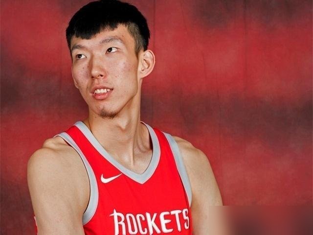 2米17的周琦给萨巴伦卡挑边，俩人站一块差出35公分，全网都在笑。可你细品，这画面根本不是身高差的事。
周琦自己把话撂明白了：在火箭那几年，他“可有可无”。打完里约奥运他就知道，自己不属于NBA。那为啥还去？语言不通，文化不通，连更衣室都融不进去。
他说得特实在：就是去感受强度的。跟着哈登保罗练
