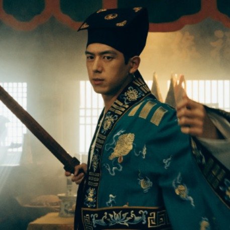 招商拿到手软的剧，口碑反而吵翻了！
李现《我不是大师》首播直接爆，双平台拿下35个广告，创下民国悬疑剧招商最高纪录。
品牌方都看好，观众却看法两极。
有人夸全程高能反转不断，看得过瘾；也有人吐槽剧情节奏太赶，信息量大到跟不上。
重金招商不等于完美好剧，节奏快慢这件事，真的太看个人观剧习惯。

你看了