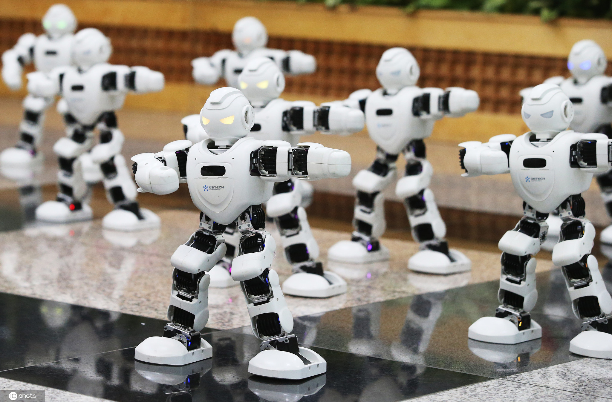 韓國機器人進行跳舞表演 動作整齊劃一頗有氣勢-圖3