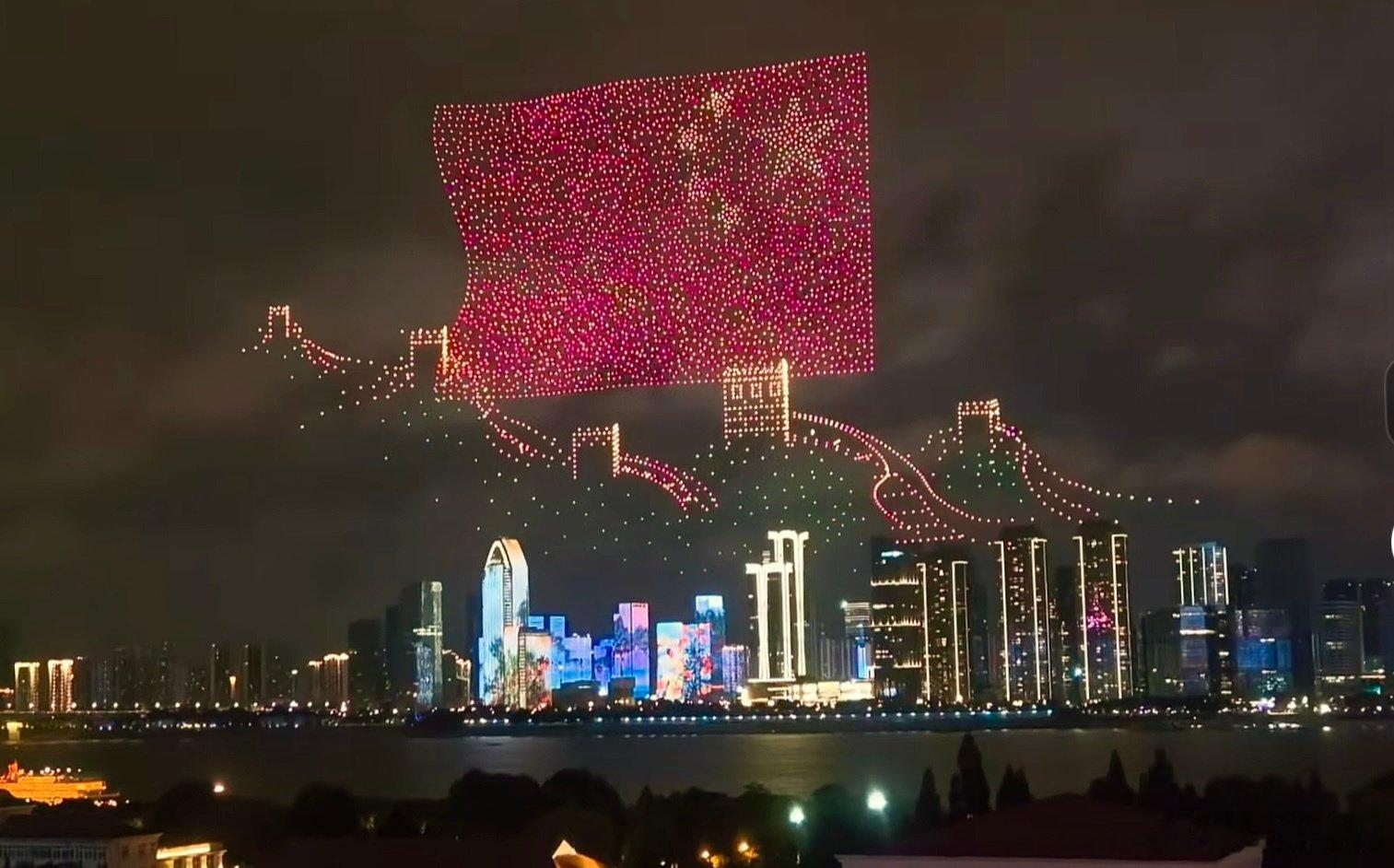 “以长江为天然舞台·以城市江滩为剧场”，万众期待的“2026长江文化艺术季·相约长江看烟花”活动，马上将在武汉的“汉口江滩、武昌江滩、汉阳江滩和青山江滩”璀璨启幕。昨日的彩排异常绚丽且多彩，已经让我们“先睹为快”的惊见其“璀璨而又绚丽”的精彩和表现！ ​