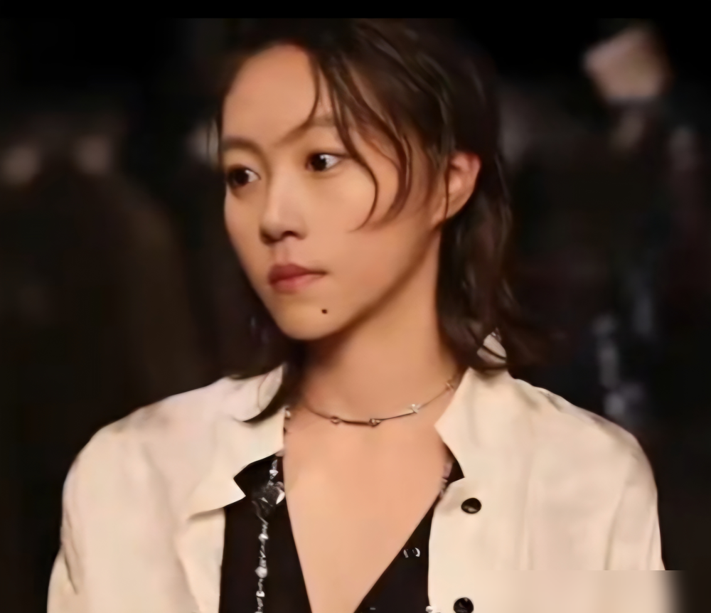 窦靖童进李亚鹏直播间，张嘴就是一声爸，旁边主播还没反应过来，链接已经灰了。
几万人在线，弹幕刷得看不见脸。李亚鹏在那喊别抢了别抢了，嗓子都劈了。这哪是带货，这是家庭聚会被全网围观。
这声爸不是装的。当年为了让她上北京四中，李亚鹏在校门口杵了两个钟头等校长。结婚当晚，窦靖童才正式改口叫爸。离了婚，