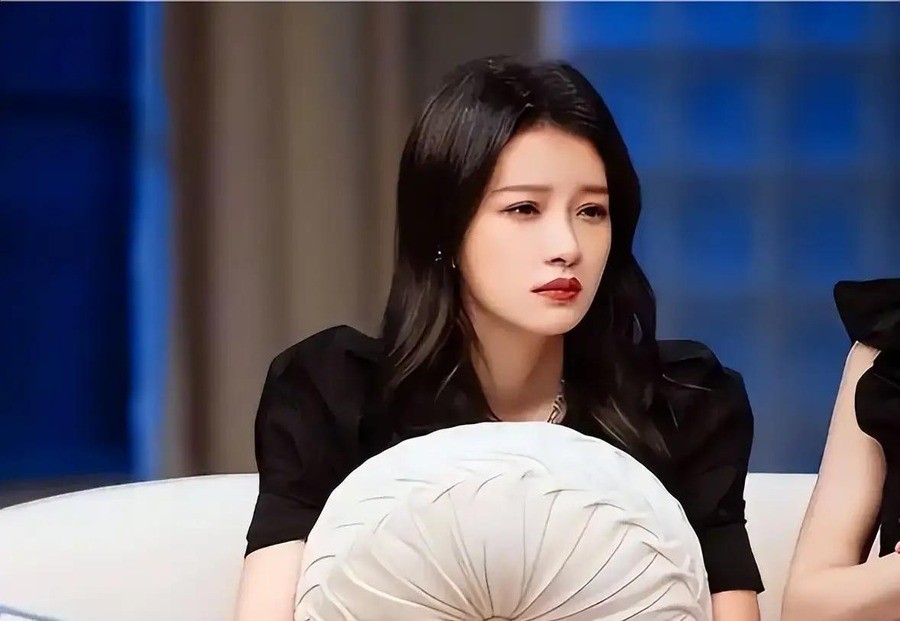 33岁孙怡平遥封后，台下董子健起身鼓掌那一刻，才发现离婚4年她早不是当年那个被叫“靠婆家”的人了
平遥影展颁奖礼上，导播把镜头切到嘉宾席，董子健面带微笑为台上的前妻鼓掌。这一幕冲上热搜第一。但热搜背后真正值得追问的是：为什么一个女演员要用十年时间、一座影后奖杯，才能让外界停止追问“她是不是靠婆婆”。