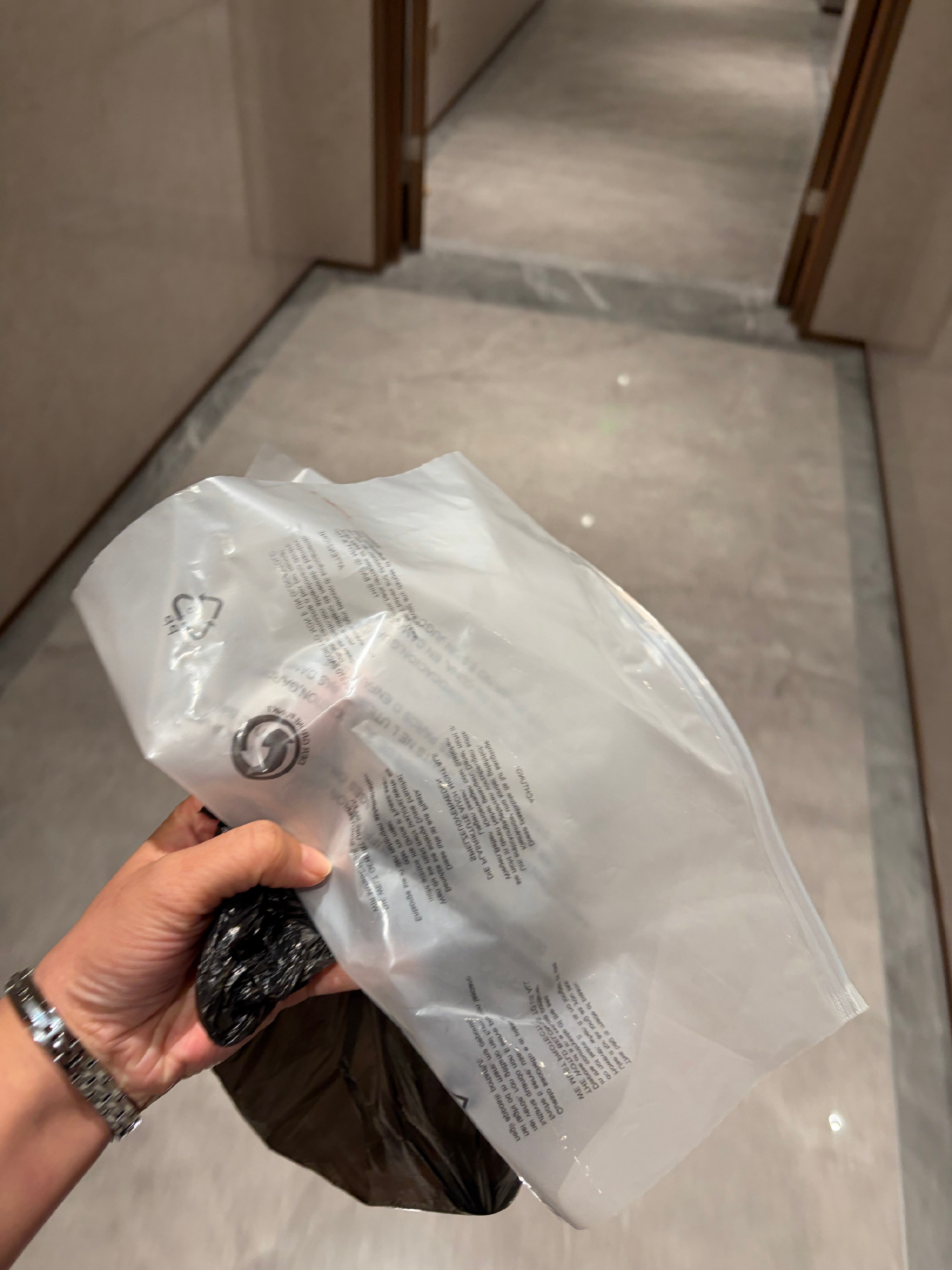 ok 下班去厕所脱袜子搞了个袋子装起来 抵达体育西天河城 看见南京大牌...