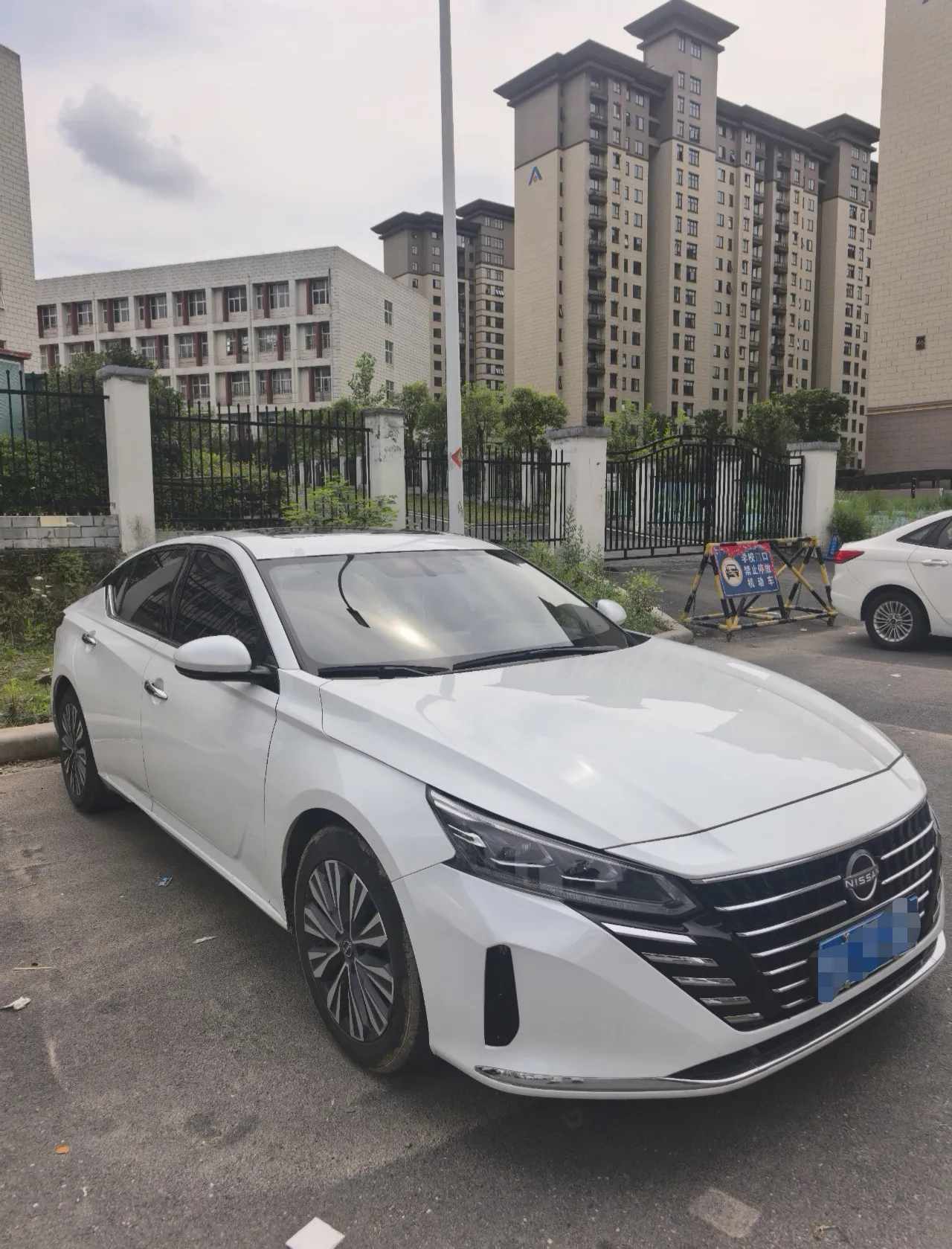 与天籁相伴，收藏生活里的每一段美好
从日常通勤赶路，到周末全家出游，我的日产天籁，默默陪伴我走过许许多多的路程，见证生活里大大小小的温暖瞬间。
平日里早晚高峰穿梭城市，天籁的大沙发座椅给足腰背支撑，就算遇上长时间堵车，也不会觉得腰酸疲惫。底盘滤震表现出色，细碎颠簸都被温柔化解，搭配出色的车内静谧性，