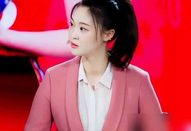 3比0赢球，惠若琪在解说席上直接开喷：战术模糊，特点没了。
她盯着数据说，发球开局挺冲，后边就软了，全往人家自由人手里送。接发球一波动，整个节奏就跟着晃。
拦防反应慢半拍，体能储备也不够看。赢是赢了，可赢得遮不住底裤。
最扎心那句：不能只靠主攻硬砸。话不好听，但句句戳在根上。
赢球的时候敢说