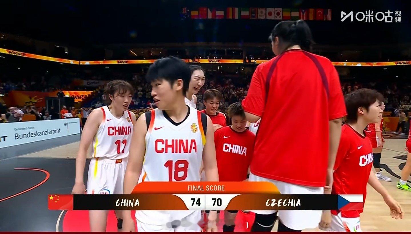 #中国女篮vs捷克女篮#26次失误，加时，赢了，靠！！这小心脏，好久没看球了，一看就这么惊心动魄 ​
