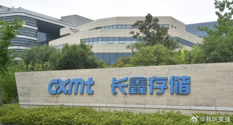 国产DRAM龙头长鑫存储近期迎来业绩与技术的全面爆发，不仅半年净赚超776亿元登顶A股市值榜首，其新一代LPDDR6内存更实现全球首发量产。 一、资本市场与业绩表现- 科创板上市：2026年7月登陆科
