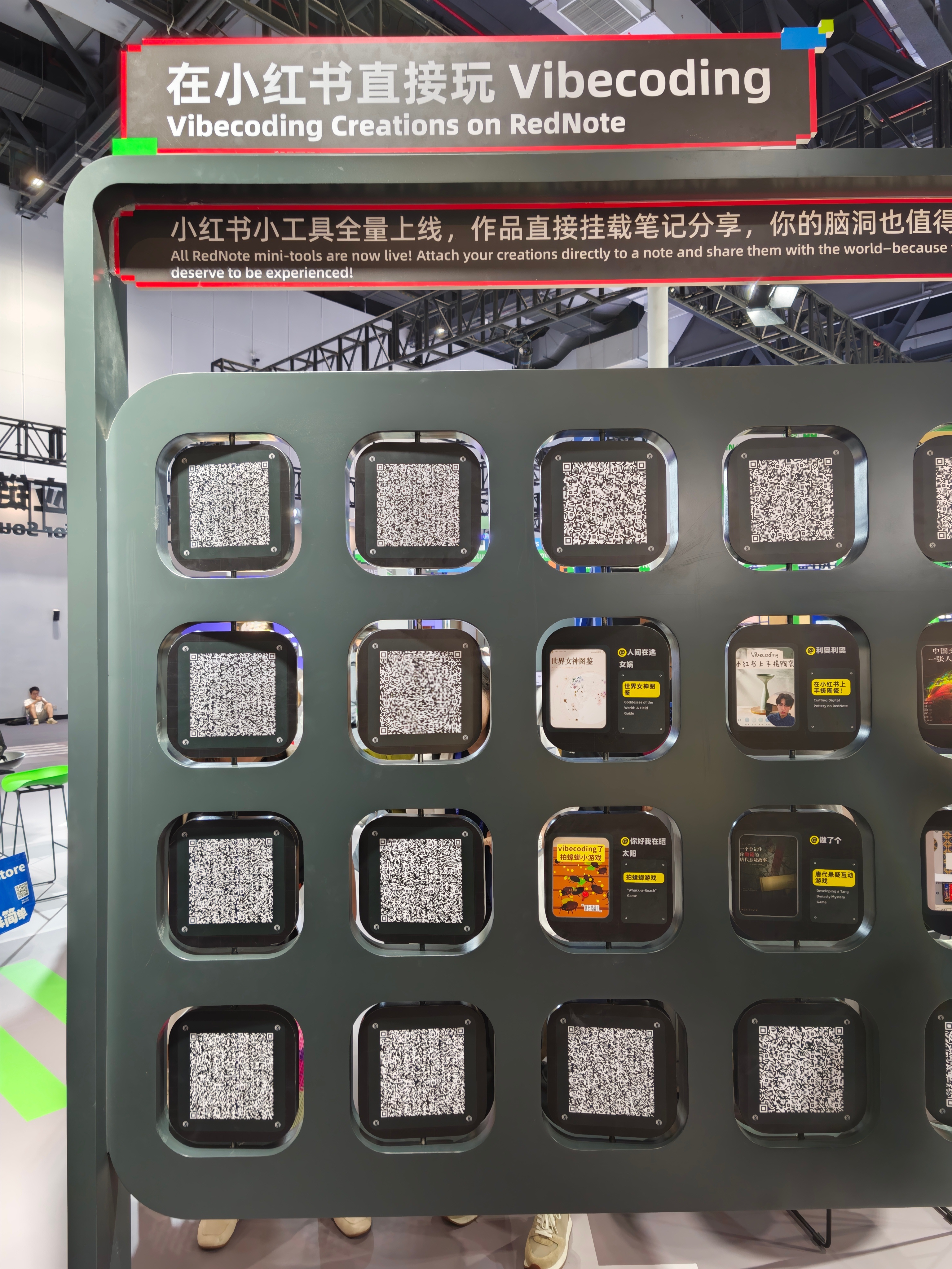 今年云栖大会掰扯到很细，千问办公有一个独立大展区，细分成了金融、营销、HR、经营报表等等skill展台，许多你根本用不上的skill怼在眼前，还配了一些讲解员，才会觉得AI挺能的，提高了大伙儿面基的难度。

千问办公、豆包工作、WorkBuddy只要打赢人类水平的中位数，覆盖面就超级广了。

发布了一款对 ​
