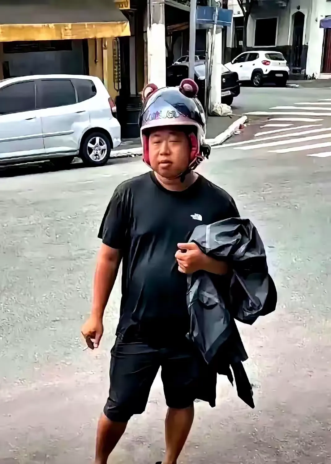 30岁变卖千万身家，卖掉700万超跑放弃公司，曾经的游戏顶流，为何选择奔赴远方？

从工地打杂、洗碗谋生，靠着游戏直播一年挣到千万收入，刚步入而立之年，他却直接卖掉价值七百万的兰博基尼，连自己一手创办的公司也一并转手，揣着两百万开启环球征程。很多人看完他的故事，忍不住发问：好不容易拼出来的财富，说放