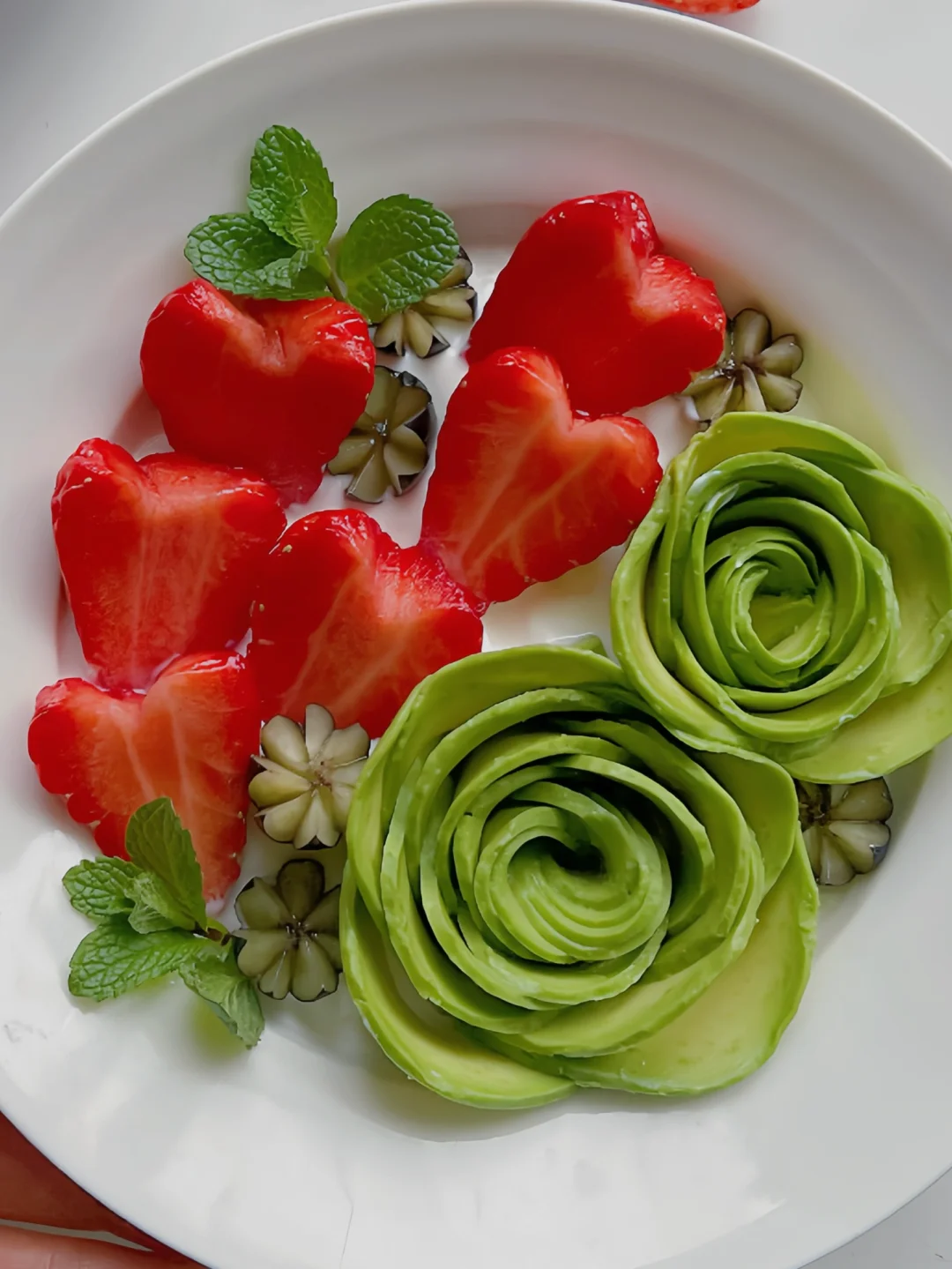 红配绿的春天😆😆牛油果🥑草莓🍓酸奶碗