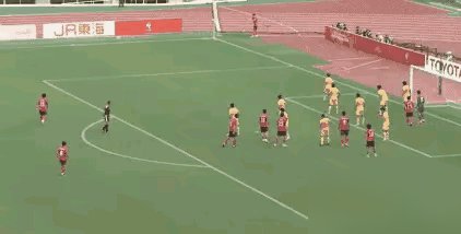 1比2，李昊赛后对着镜头哭得说不出话。这球输得憋屈。
韩国那个禁区内倒地封堵，手臂都张开了，球打上去弹飞，裁判愣是没吹。咱不找借口，但这球搁谁看都是点球。
李昊这场真没得黑。日本媒体赛后专门点他名，说这防线硬。中超青岛西海岸的主力门将，扑出去好几个必进球，大心脏是真稳。
可门将再神，也架不住前
