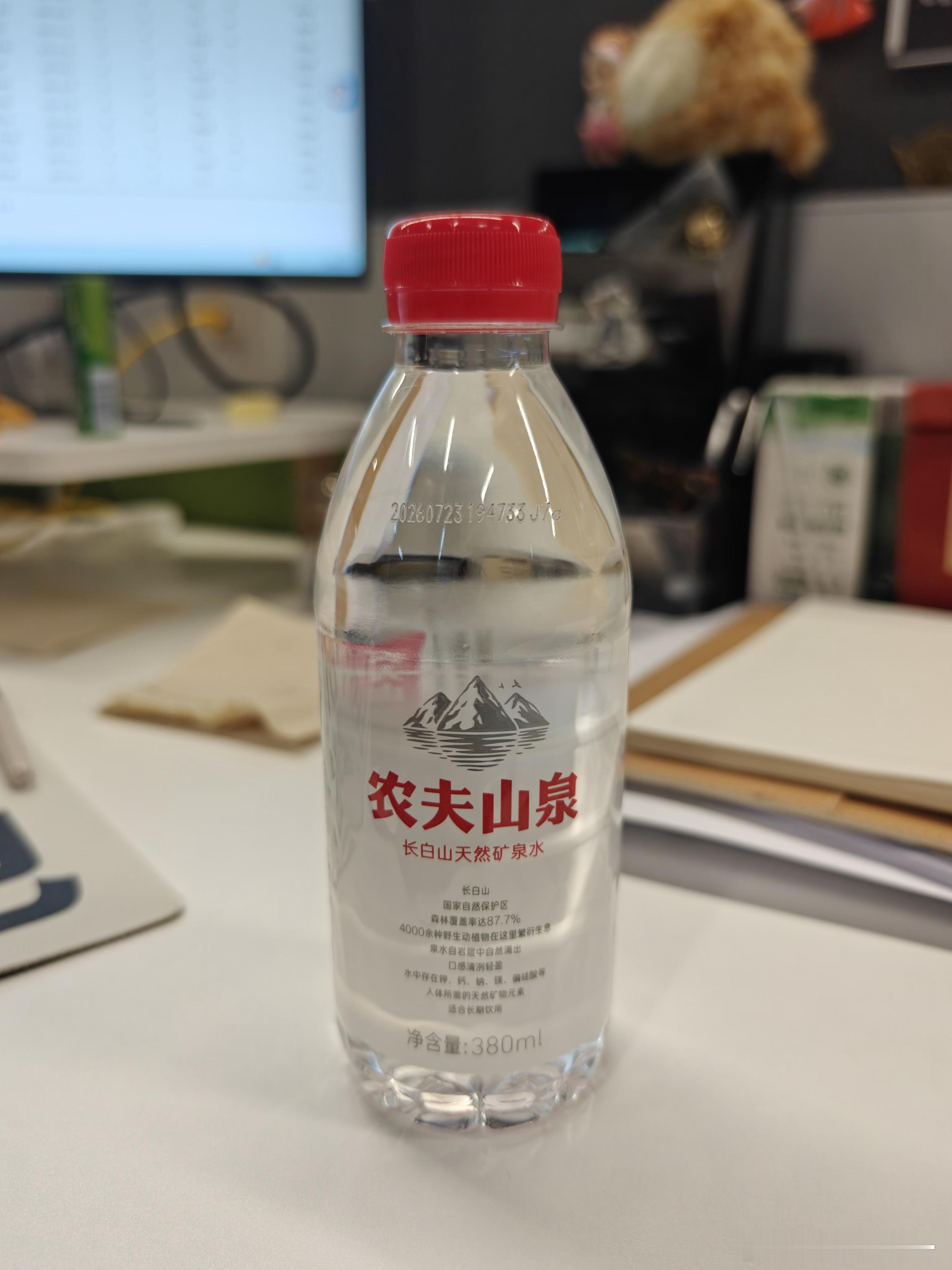 该说不说农夫山泉的长白山天然矿泉水是真的比普通天然水好喝啊，具体我说不上来，经常沉浸式工作的时候无意识一口气一瓶，特别好入口。 ​​​