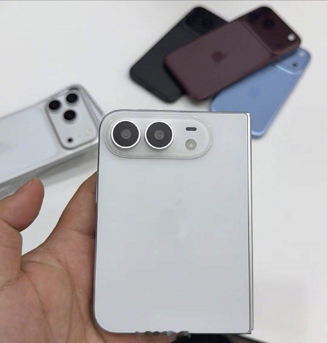 iPhone折叠屏无长焦镜头，苹果这几年减配已经是家常便饭了。

少个长焦镜头而已多大点事儿啊，不知道的还以为没有摄像头呢[doge] ​