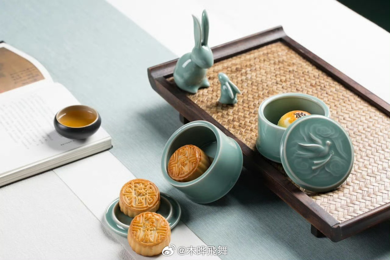 #爱吃月饼不爱吃月饼的都开心了#从小到大，对月饼的喜爱一般，但是每次看到形状各异的月饼还是爱不释手：三星堆，黑悟空，只此青绿……。爱吃的人冲味道，不爱吃的冲颜值，拍照发圈都不亏。管它五仁莲蓉谁输谁赢，这一口先把团圆吃进肚子里。月亮营业，我也营业：祝大家月饼自由，开心自由。 ​