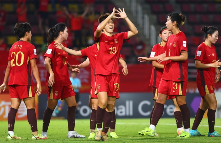 等了8年，中国U20女足终于重回世界杯！在小组赛首轮比赛中，姑娘们以5比0大胜新喀里多尼亚队取得开门红。

球队上一次参赛是2018年法国U20女足世界杯，当时小组赛一胜一平一负积4分，因净胜球劣势无缘淘汰赛，这一等就是整整八年。

这届赛事扩到24支球队，6个小组前两名直接晋级16强，首战拿满3分