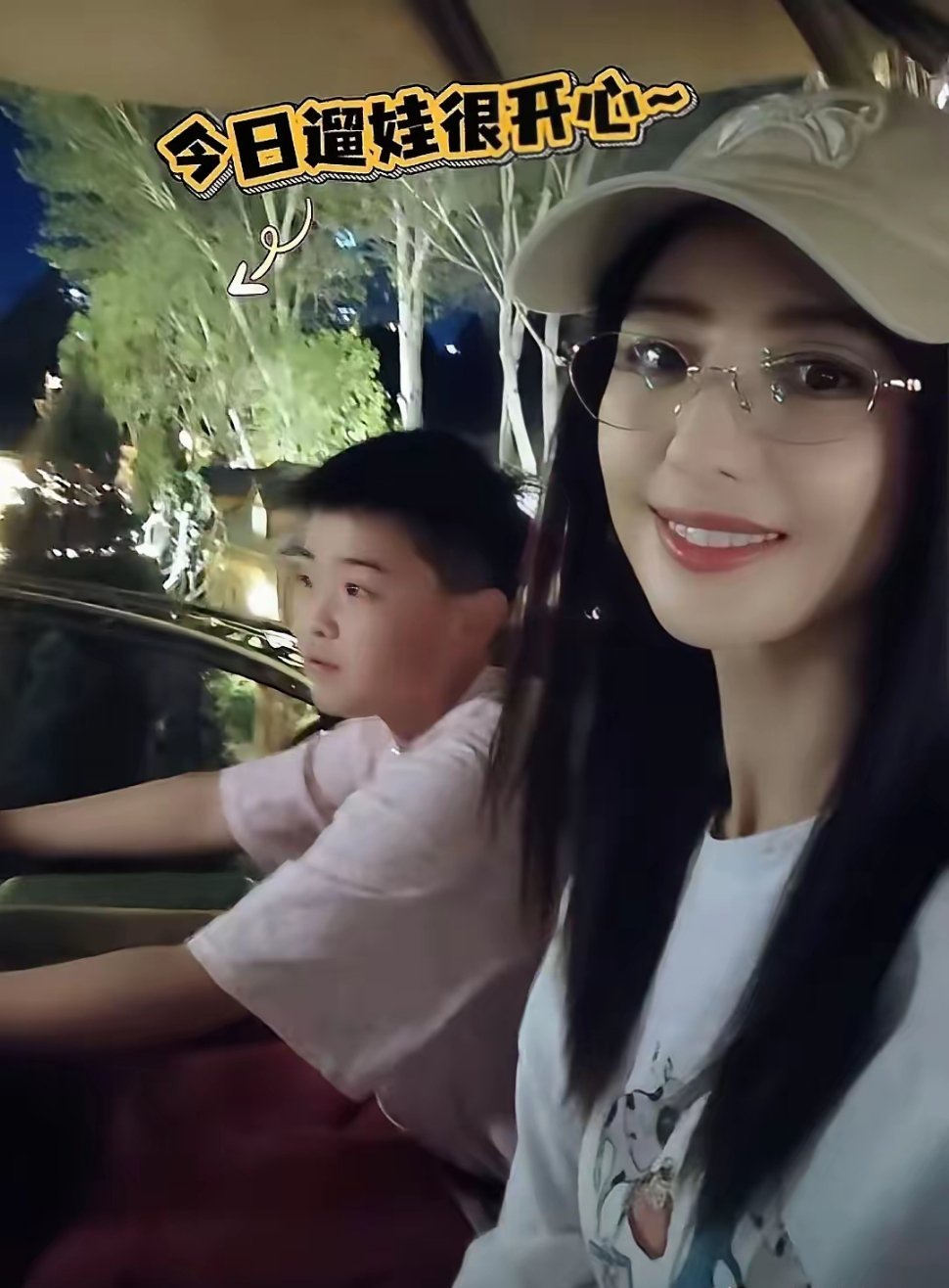 佟丽娅带着俩孩子打卡泡泡玛特乐园，小酒窝搂着10岁朵朵拍照，青梅竹马特别美好。朵朵和妈妈一起坐海盗船，这孩子太像陈思诚，不管从哪个角度看，都是爸爸的缩小版。​​​​
