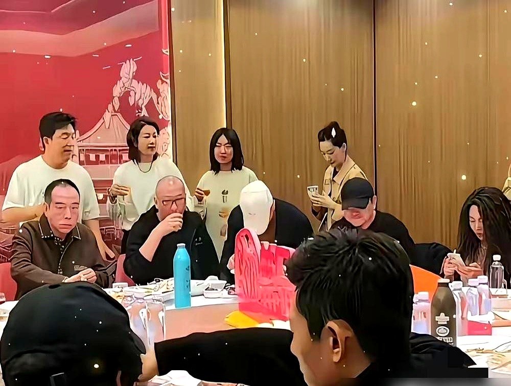片场说一不二的陈凯歌，在饭局上也得满面堆笑给投资人剥虾。

拎着酒瓶挨桌倒酒，连小编剧那杯都亲自斟满。陈红素颜在旁前后张罗，陈飞宇从最初的不知所措，到后来熟练地跟在旁边续杯、递酒。

再看另一头，年轻演员排着队过来敬酒，腰弯得极低。

在这个名利场里，没有谁能一直昂着头。区别无非是，有人弯腰给陈凯歌