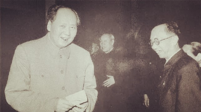 1962年春节，毛泽东在颐年堂破天荒私人宴请了末代皇帝溥仪，特意点名章士钊、程潜等人作陪。席间不仅笑称对方是“大家的上司”，还夹了一块湘味辣椒苦瓜打趣：“辛亥革命把我们的皇帝老子撵下了台！”这场跨越身份的饭局究竟有多逗趣？
 
（信源：《毛泽东宴请溥仪 称其是 &34;大家的上司&34;》中国新闻网）
 
19