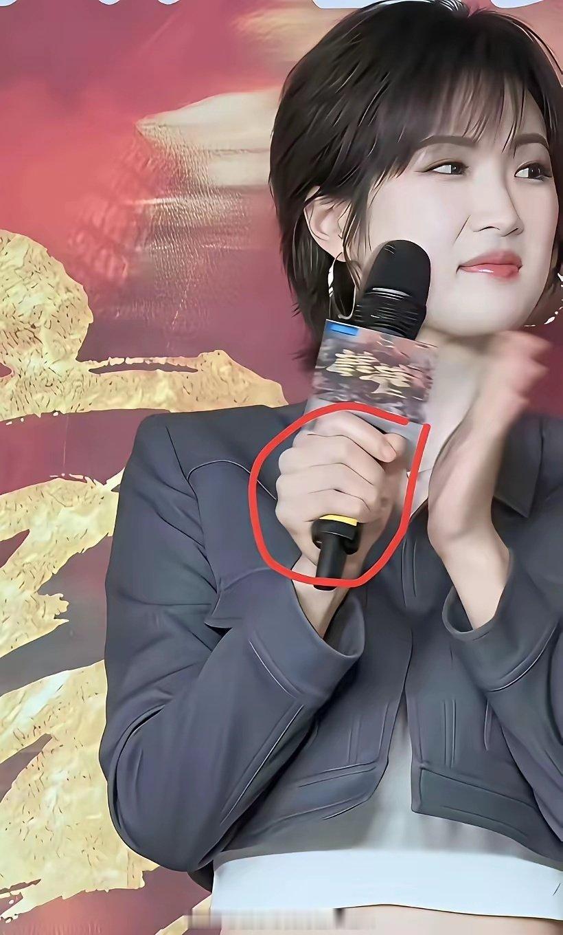 也太难得了吧，姚安娜居然没做美甲？ 
另外姚安娜的ip在贵州，别造谣了哦[给你小心心] ​