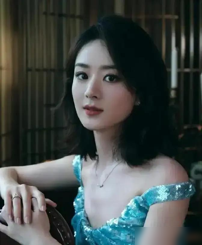 10万块，拿了1%的股，赵丽颖当时还犹豫半天。
不是怕亏，是觉得跟熟人谈钱，抹不开面。
吴奇隆就一句：你信我就行。
2015年，她真掏了10万，从刘小枫手里接过稻草熊影业1%的股权。
后面暴风想收，被否了，这事差点黄。
结果2021年稻草熊港股上市，赵丽颖手里那点股，首日市值一度冲到快50