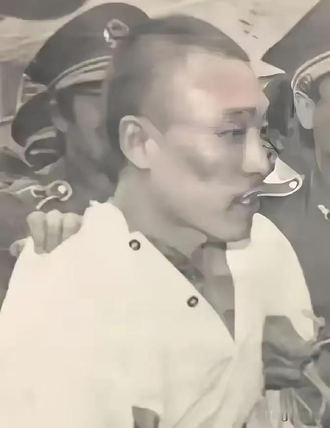 “我有一门开锁绝技，能不能换我一条命？”

1985年，山西贼王王彦青即将被执行死刑。绝望之际，他提出这个条件。警方同意了。

改判死缓当天下午，他被带进监狱工厂车间。管教递来工具箱，指着地上三个保险柜：“从最简单的开始，不只是开，要讲清原理。”

王彦青蹲下，拧开柜门内面板，指着卡簧：“弹簧力度是