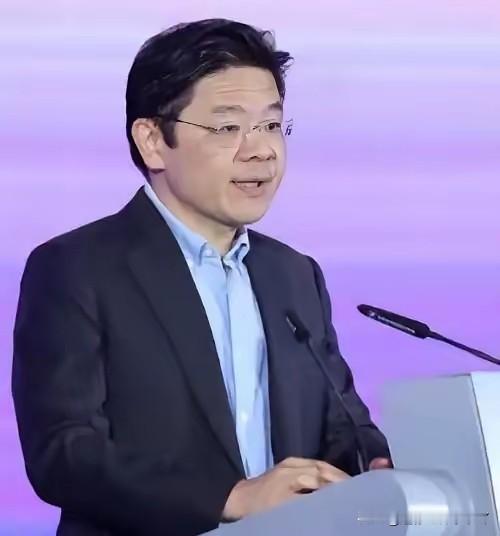 紧急叫停！新加坡总理当众下死命令：绝不能变成单语社会！华语根脉濒临断裂
 
8月23日，新加坡2026年国庆群众大会，一场罕见的中文演讲震动整个东南亚。
 
面对持续恶化的母语危机，新加坡总理黄循财全程用中文，向全国民众发出最高级别预警、近乎强硬的死命令：
新加坡绝不可成为单语社会！我们必须守住亚洲