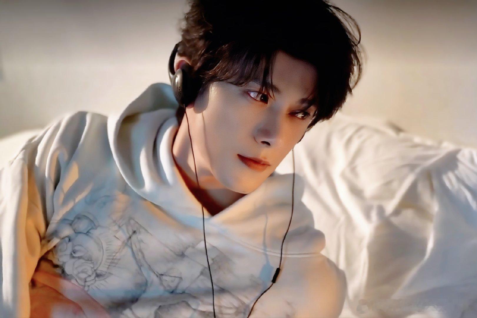 #邓凯Kai[超话]#dk#邓凯# dk#邓凯沈青决# 

开学第一天

认识了一位艺术系的学长 

他说他很会画画

[奶牛猫] ​