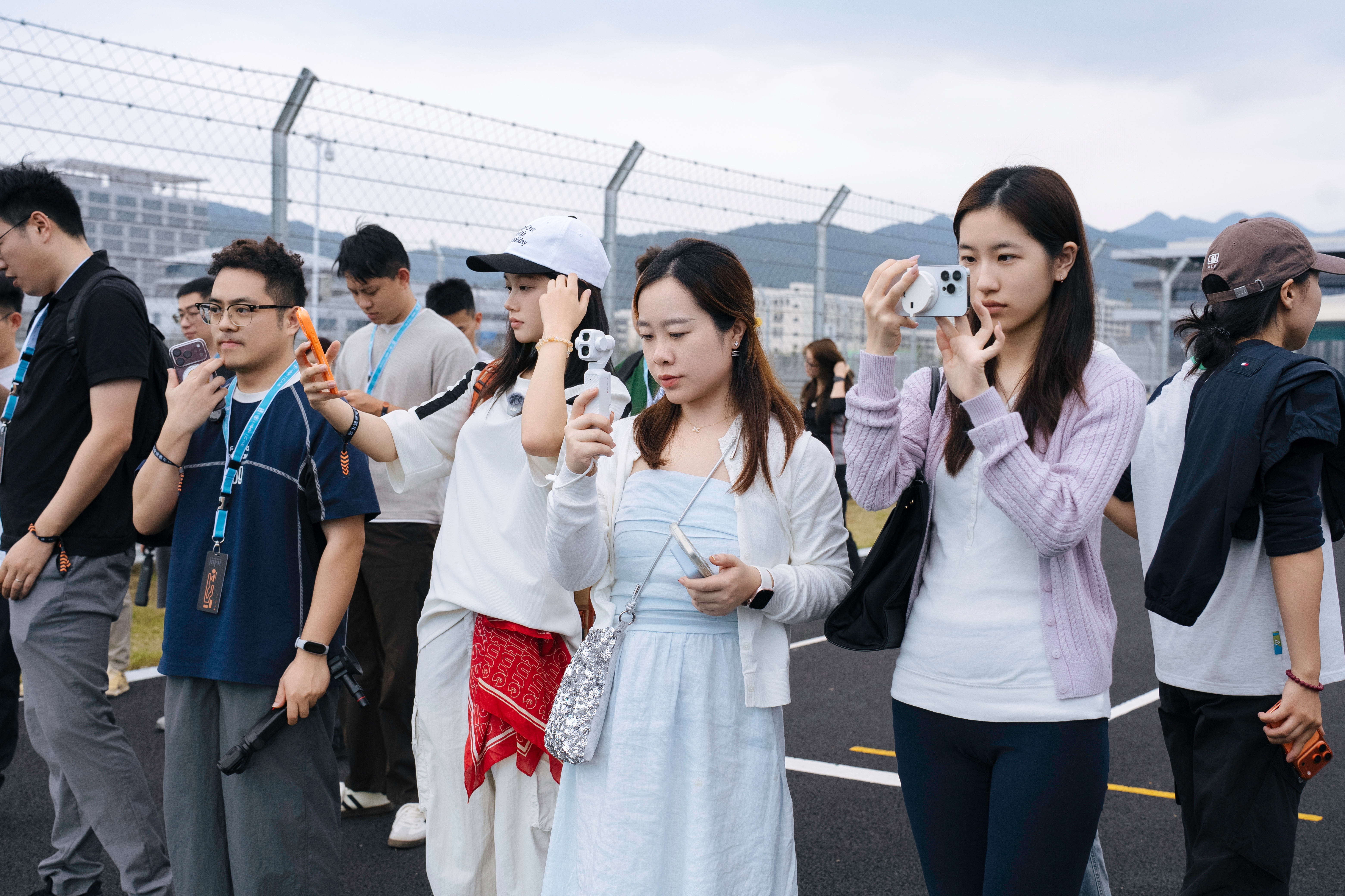绍兴赛车场把方程S和SGT都试了一下

从萧山门店出发，到比亚迪绍兴赛车场，车真的很好开，低趴姿态、锋豹之眼大灯，轿跑和猎装停一块，能看到极简线条勾勒出高级静谧的运动气场，我个人更吃SGT猎装的造型。

在赛车场打卡：标准赛道、低摩擦环道、模拟冰道挨个坐。项目很好玩，在各个项目中感受到云辇M ​