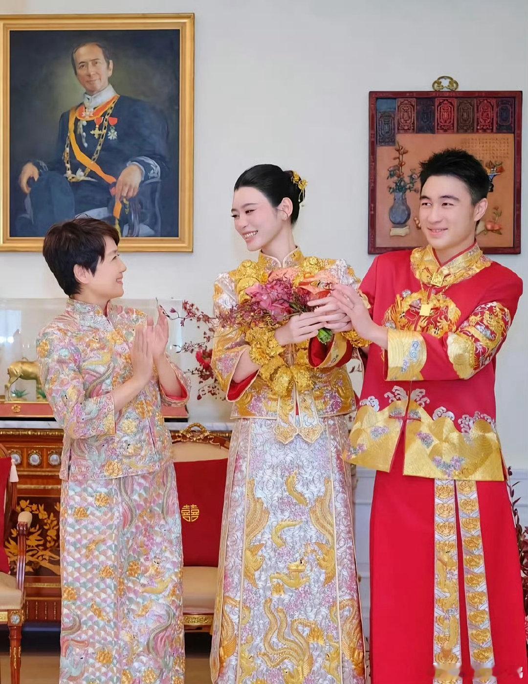 #奚梦瑶全家福戴的金饰不是实心#额是实心还是空心有什么区别的，反正都是他们家的#奚梦瑶[超话]# ​