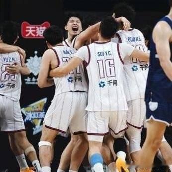 《AUBL上海交大险胜卫冕政大夺冠，陈天灿14+6+5获MVP》第二节...
