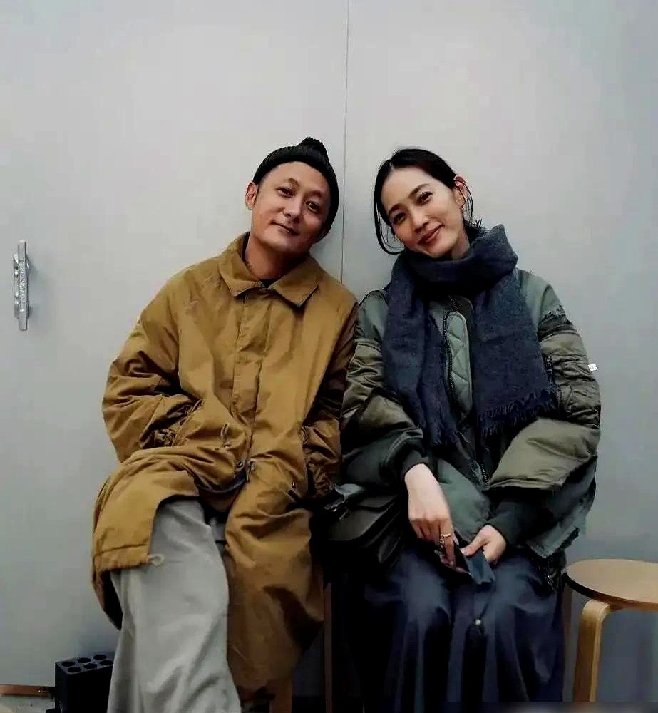 带着婆婆探班，男方竟然亲自晒女方跟别的男星的合照？

10月4日长沙《披哥》录制，王棠云带俩娃和余妈妈去探班余文乐。结果余文乐转头就在ins甩出王棠云和张彬彬的合照，配文“她是为他来的”。

王棠云火速转发，自嘲表情没控制好，找补说“本人好看些”。现场大家更是各忙各的，余文乐牵女儿上台，儿子跑去跟米