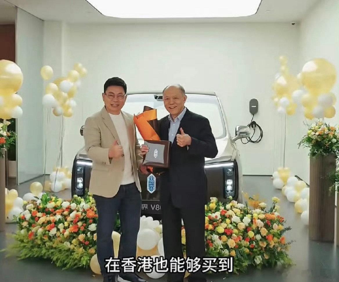 余总亲自为霍英东集团总裁交付尊界V800。随着越来越多大企业家、包括港圈商界领袖的认可，尊界作为国产第一超豪华品牌的影响力不断扩大。 ​