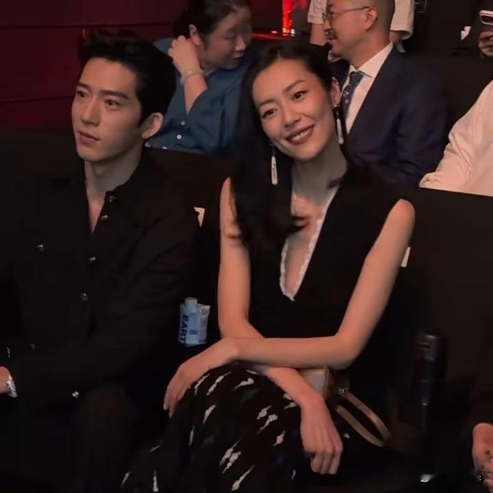 今日份甜瓜来咯，9月24日，又到吃瓜时刻，井柏然刘雯秀场同框照秒上热搜榜，这到底怎么回事呢？别走开，一起来看看吧。

2026年9月24日，井柏然与刘雯作为品牌大使出席香奈儿上海展览活动，两人邻座看秀时多次含笑对视、身体自然倚靠，用高甜互动回击了近期甚嚣尘上的分手传闻。

网友们纷纷在线点赞、评