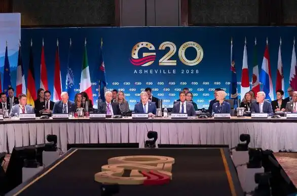 野心藏不住了！G20财长会中方被挤到最后一排，这事远不止受冷落这么简单。

2026年9月2日，美国主办的二十国集团财长和央行行长会议刚落下帷幕，一张全员合影就在网上炸开了锅。

不少人看完照片第一感觉就是反差太明显：日本财务大臣片山皋月和央行行长植田和男站在第一排正中央，紧挨着东道主美国财长贝森特