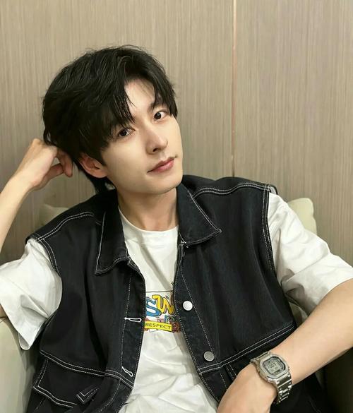 主持人问郭文韬：“恭喜你当爸爸了，有了女儿之后，心态上最大的变化是什么？”

郭文韬说：“最大的变化可能是，以前遇到任何难题，我都会习惯性地用逻辑去推演最优解，但抱着她的那一刻，我只想一直守着她。她在怀里那么小，那么软，我第一次觉得很多东西是算不出来的。”

郭文韬经历过从青海理科状元到北大才子的求