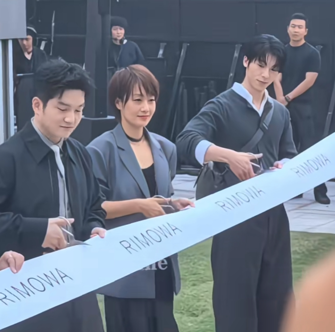 我为马伊琍的剪彩动作圈粉了
一个剪彩动作，看出马伊琍的教养

马伊琍、樊振东、许光汉同台剪彩的画面火了。不少人把目光放在马伊琍握剪刀的姿势上，她特意将剪刀刀尖朝向自己。

很多人没注意这个小细节，要是刀尖对着旁边嘉宾，既不安全，观感也不好。把刀尖收向手心，拍照好看，也照顾到身边人的感受。

修养从来