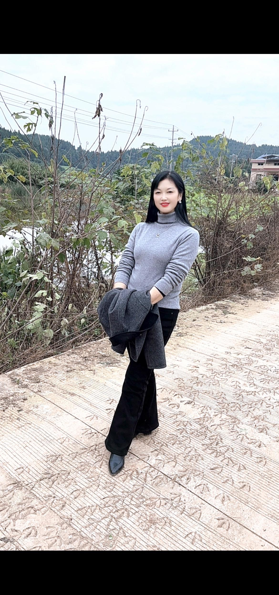 在当代社交媒体的浪潮中，&;情深缘浅&;已然成为年轻人情感共鸣的热门话...