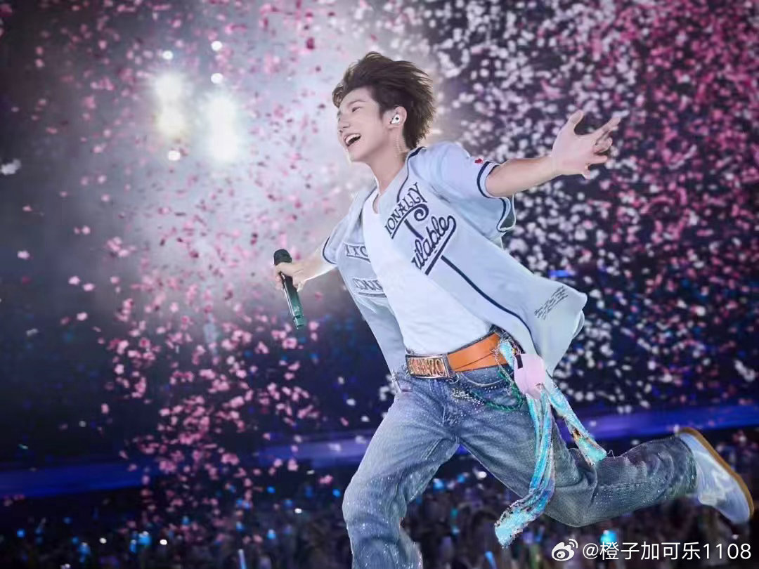 #王源宇宙超级无敌大大狂欢巡演##王源实体专辑在星穹下狂奔##王源[超话]# 源宝[爱你]​